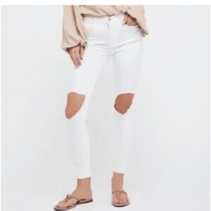 Free‎ People super distressed skinny jeans in stark white. NWT. Retail 78